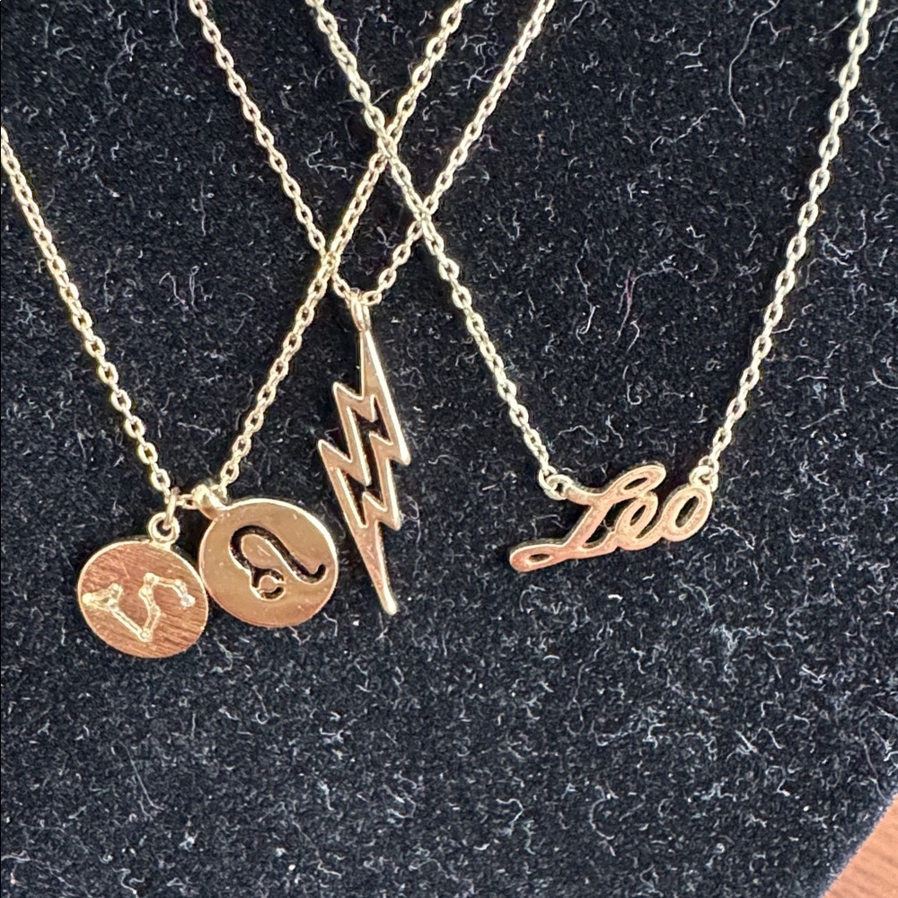 Fun set of 4 necklaces chains in gold tone with Leo sign
Pendants - Picture 2 of 9